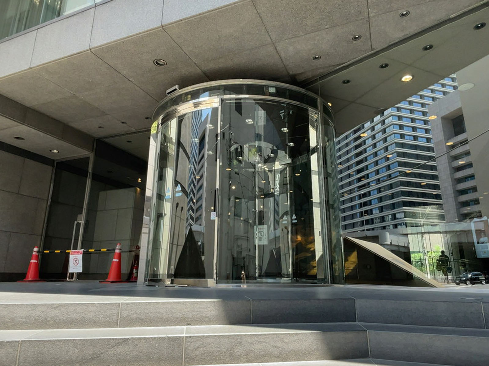 オフィスビル出入口