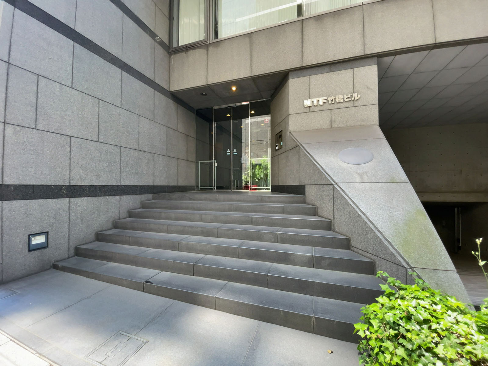 オフィスビル出入口(駐車場側)