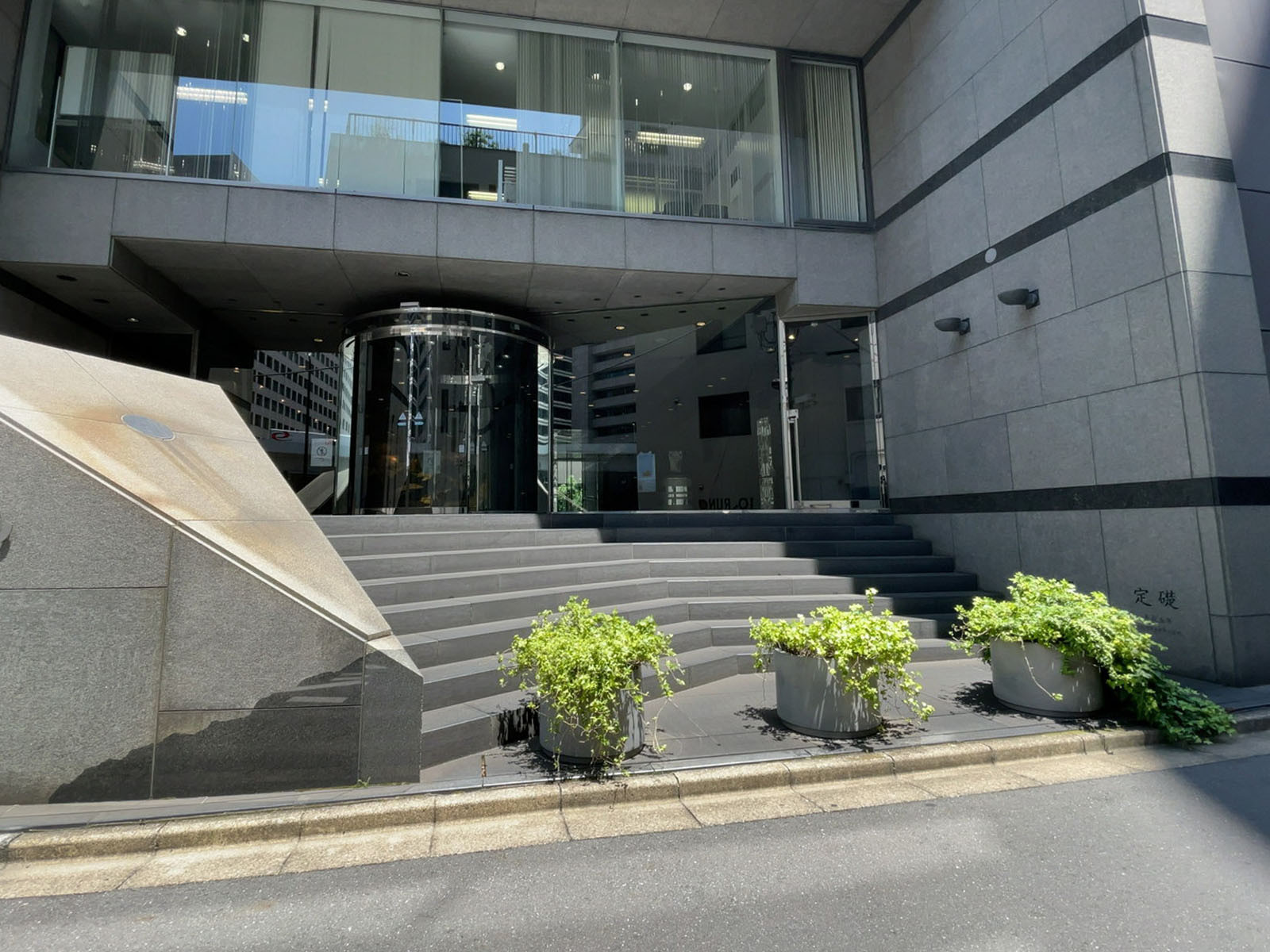 出入り口前の階段