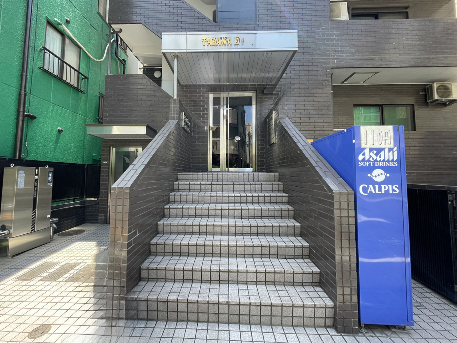 オフィスビル出入口