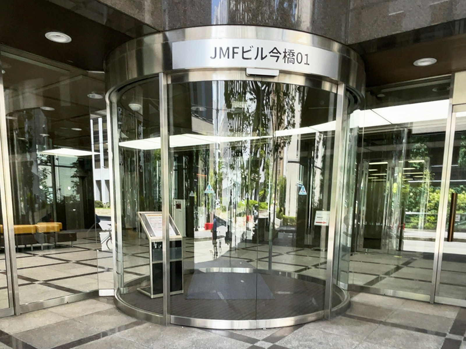 オフィスビル出入口