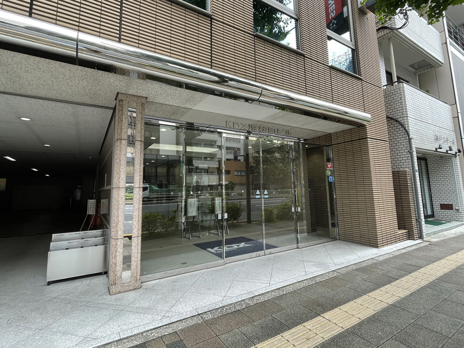 オフィスビル出入口