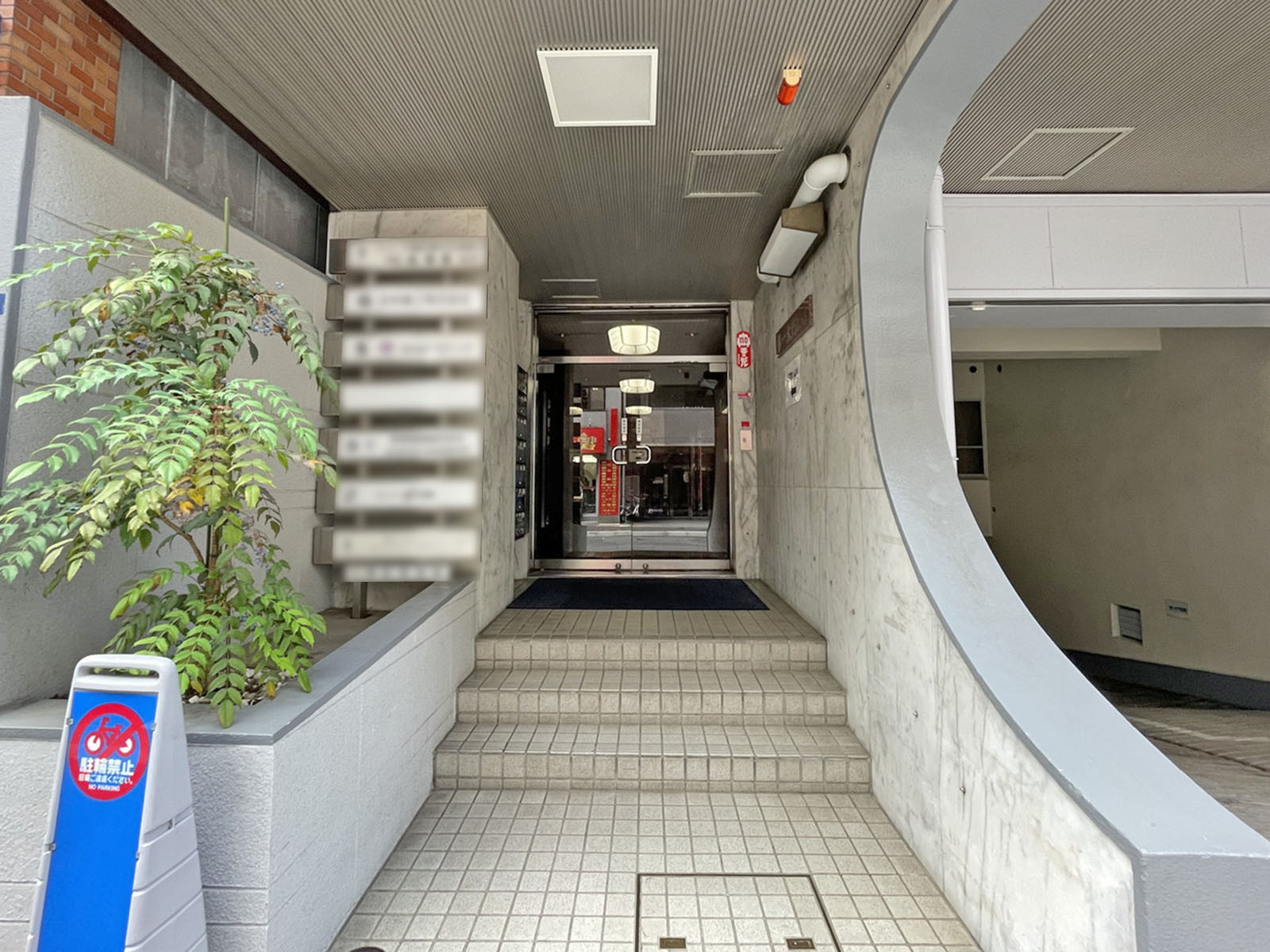 オフィスビル出入口