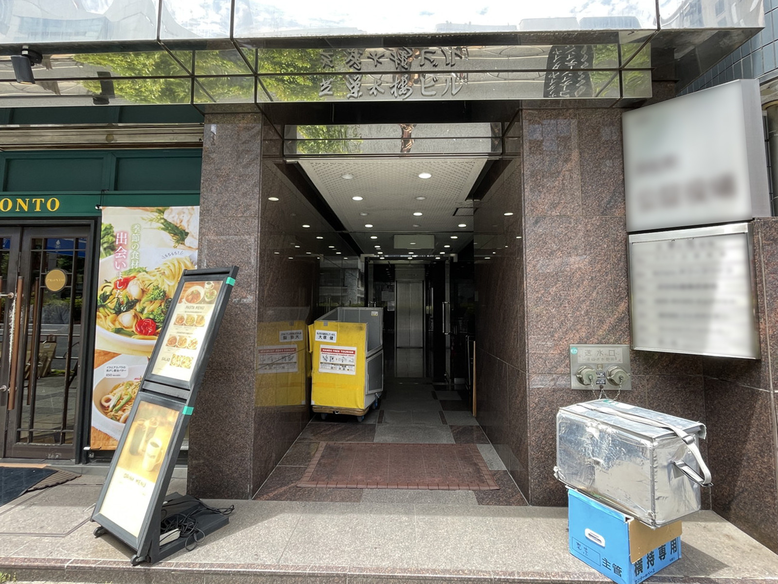オフィスビル出入口