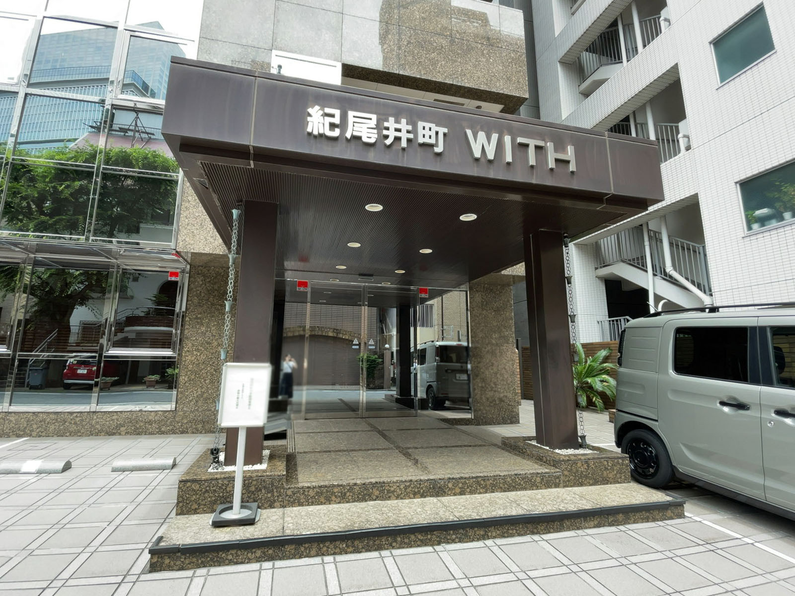オフィスビル出入口