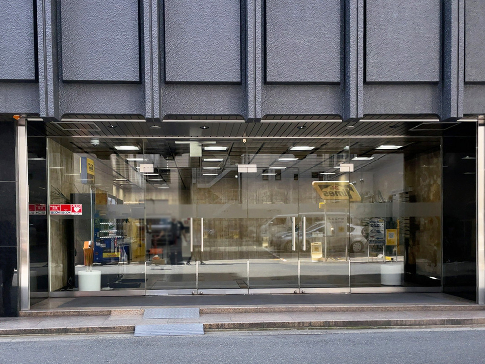オフィスビル出入口
