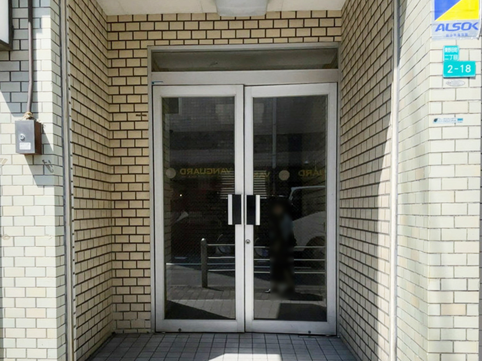 オフィスビル出入口