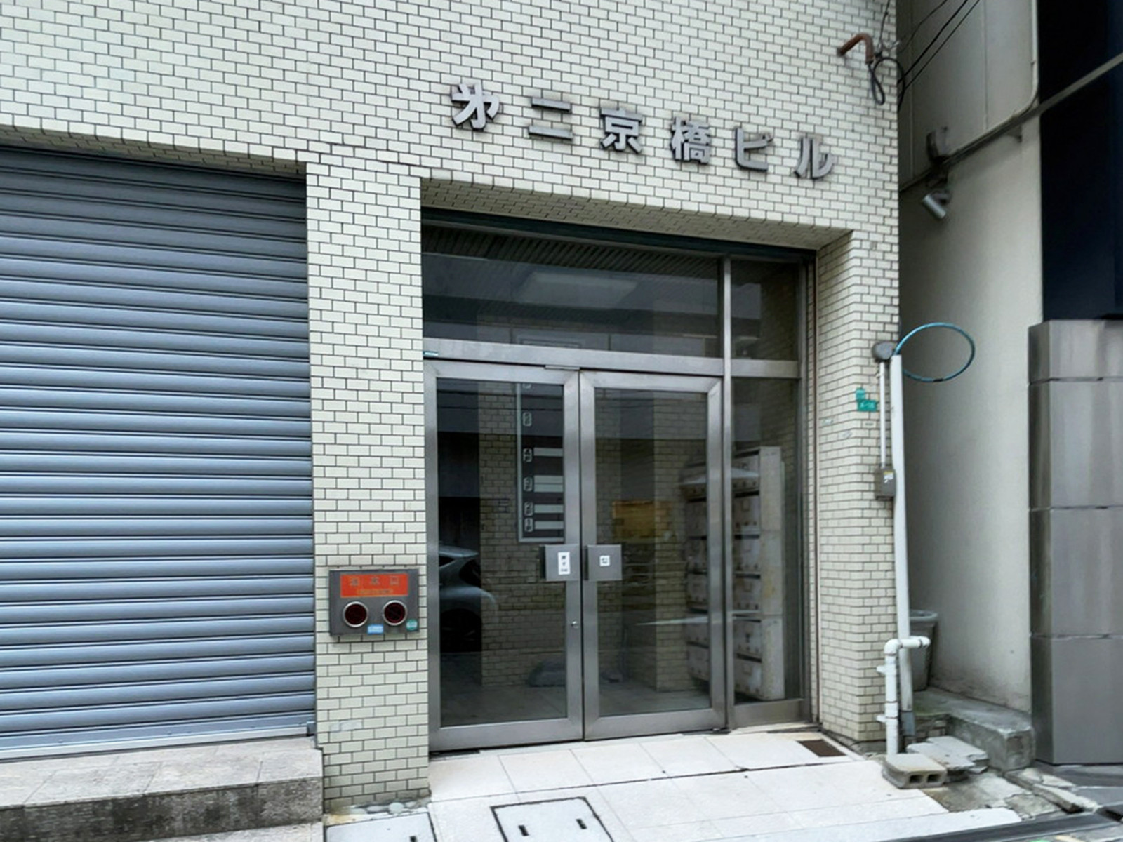 オフィスビル出入口