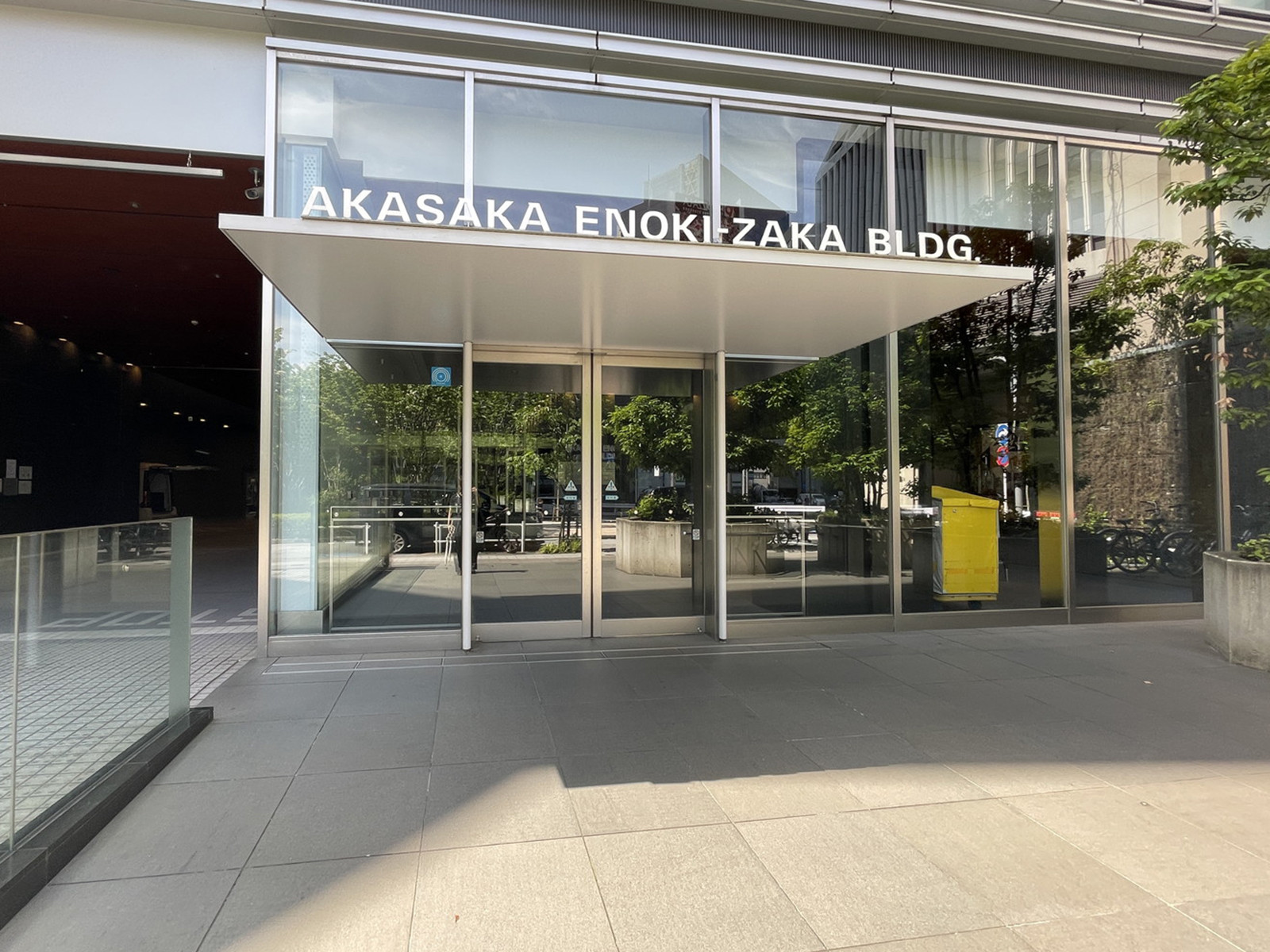 オフィスビル出入口
