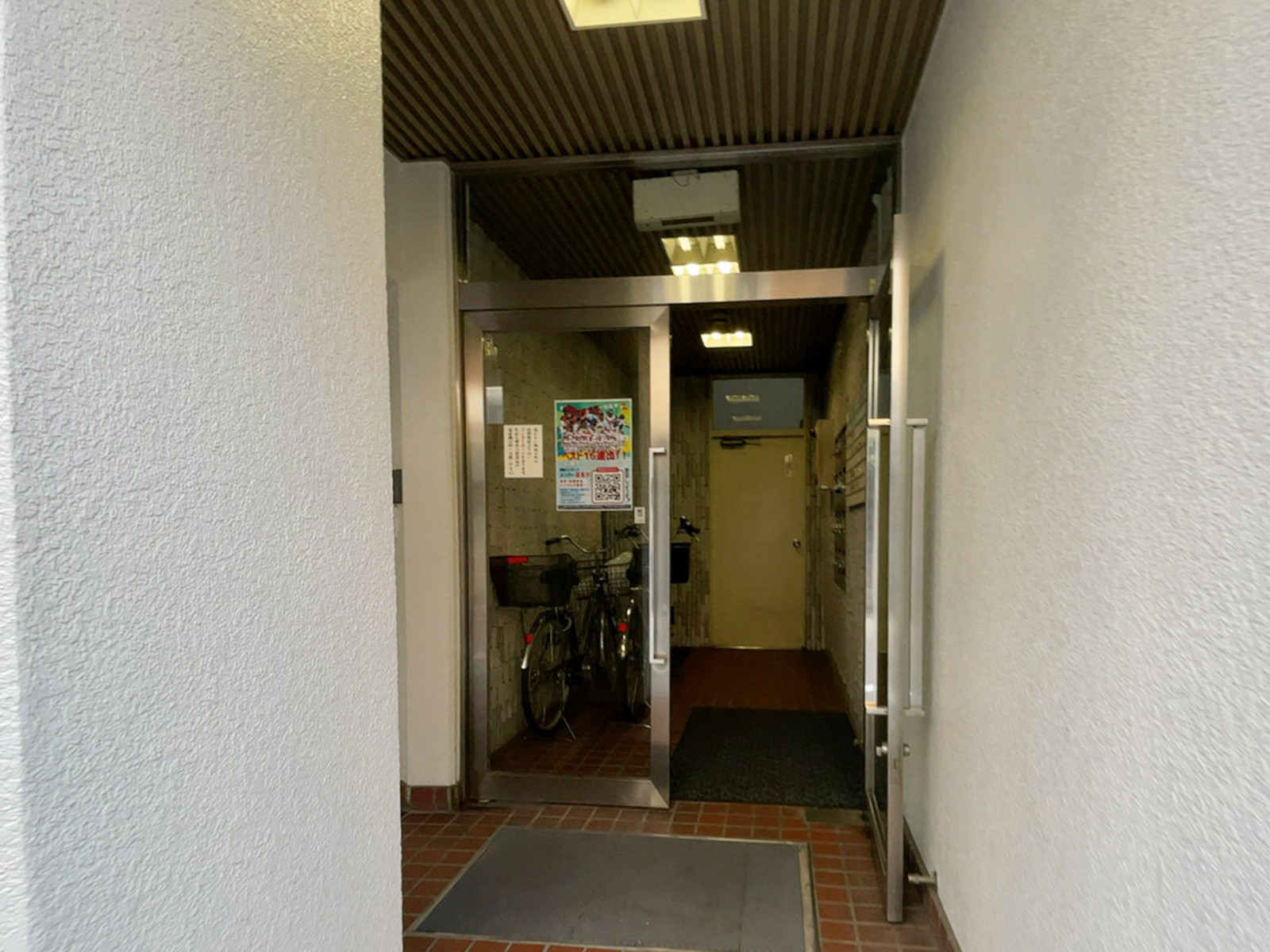 オフィスビル出入口