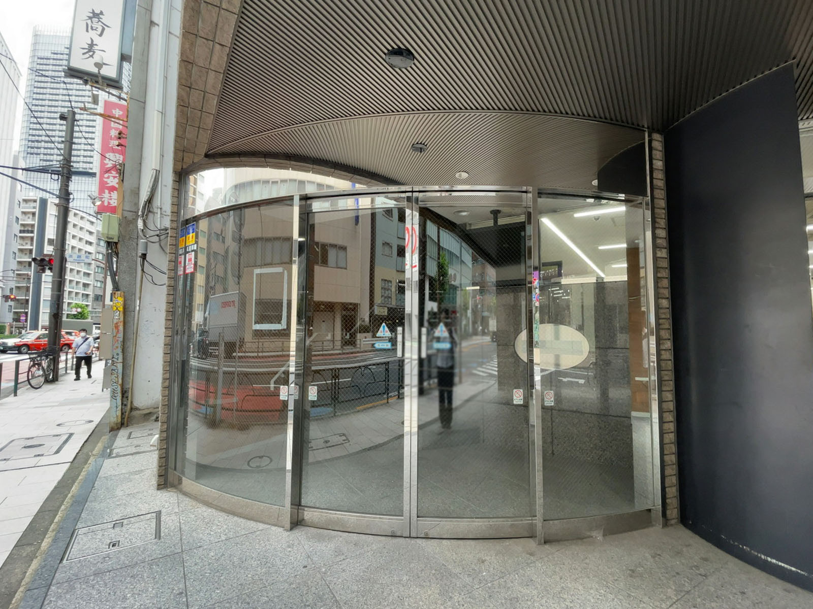 オフィスビル出入口