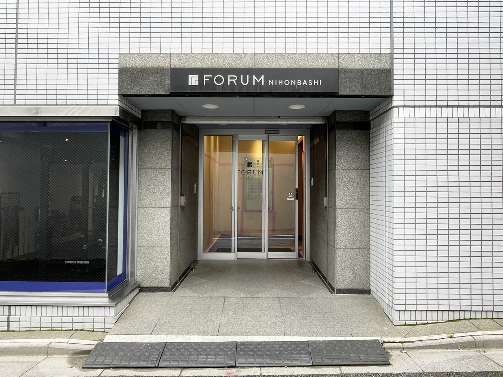 オフィスビル出入口