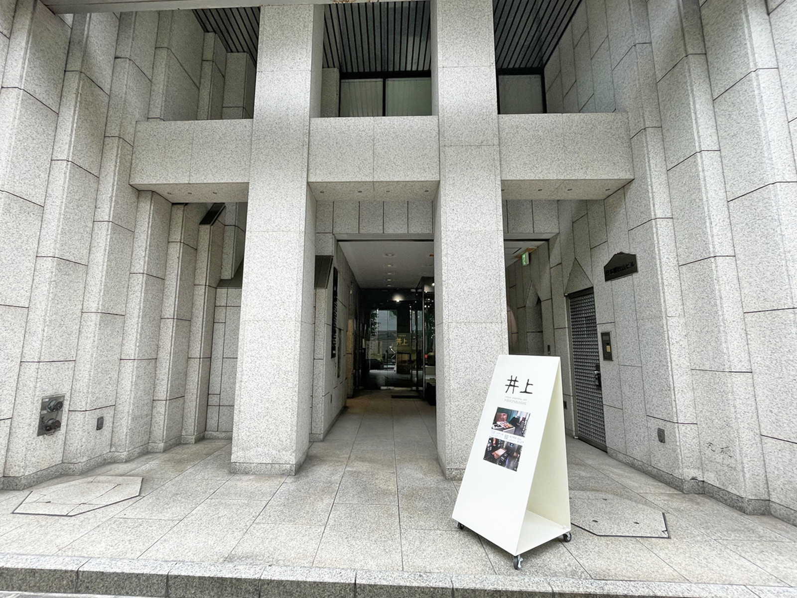 オフィスビル出入口