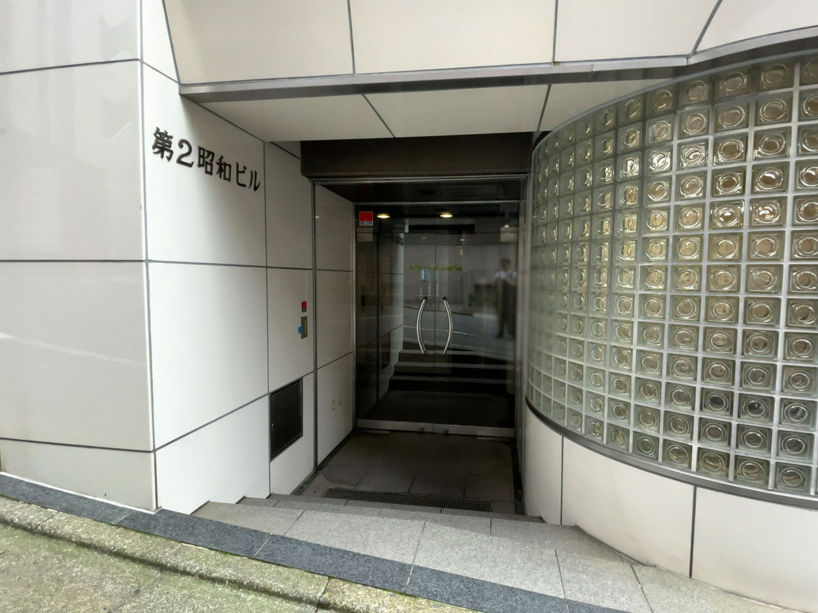 オフィスビル出入口