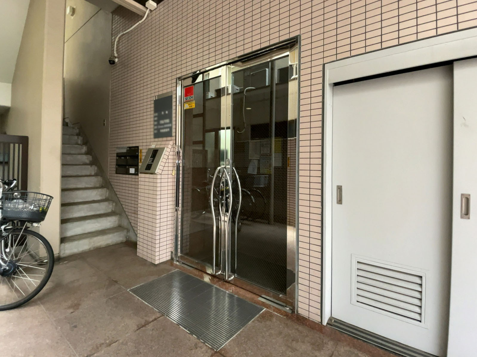 オフィスビル出入口