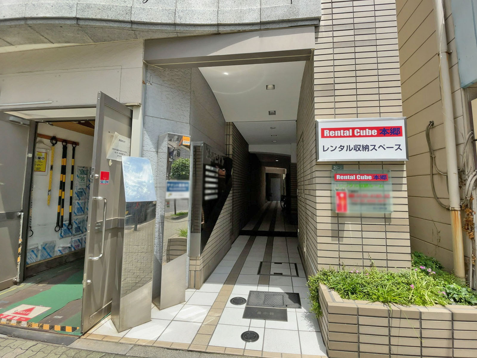 オフィスビル出入口