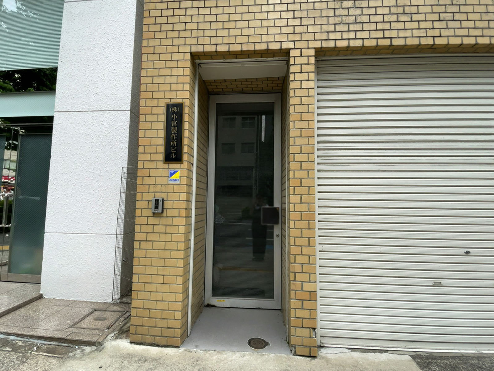 オフィスビル出入口
