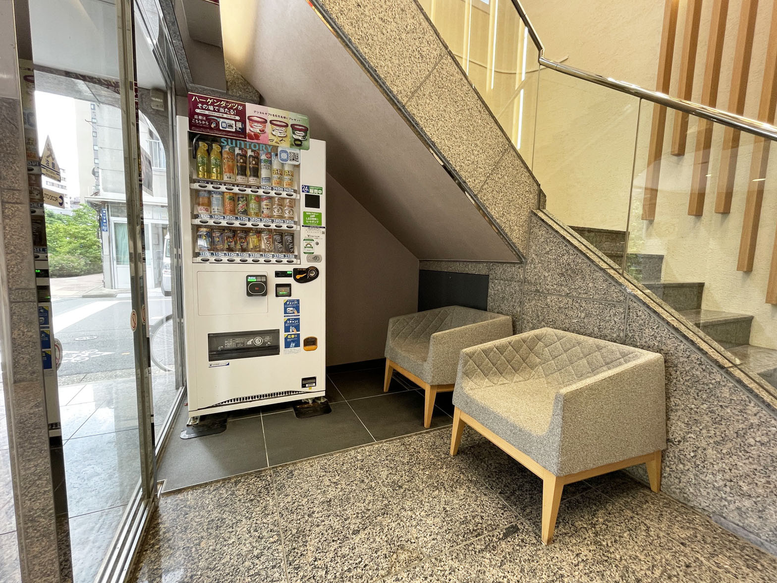 自動販売機とソファースペース