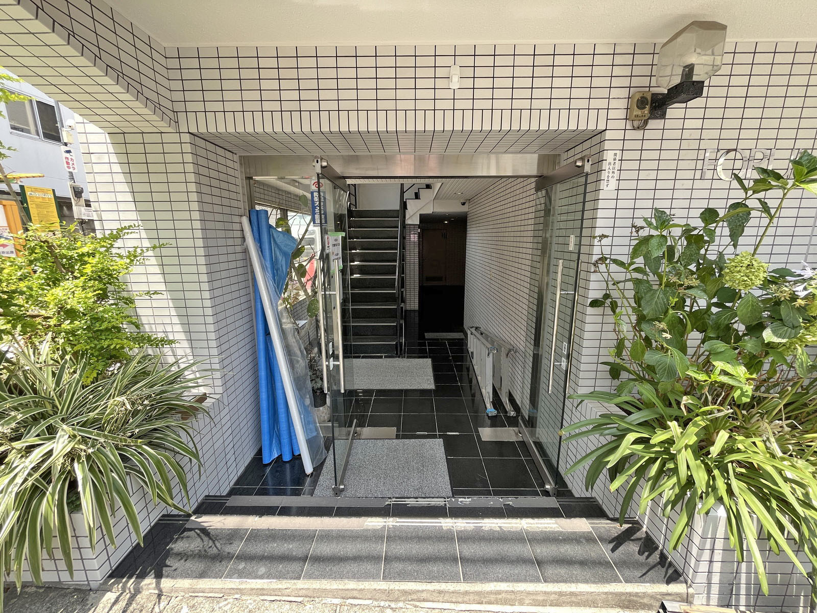 オフィスビル出入口