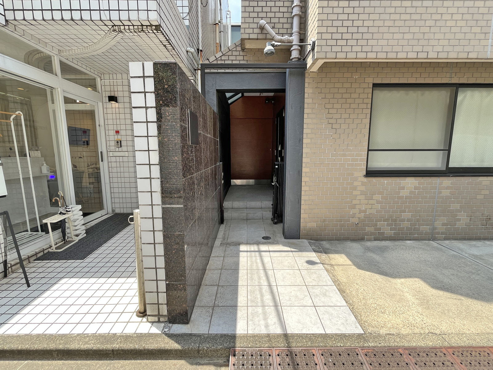 オフィスビル出入口