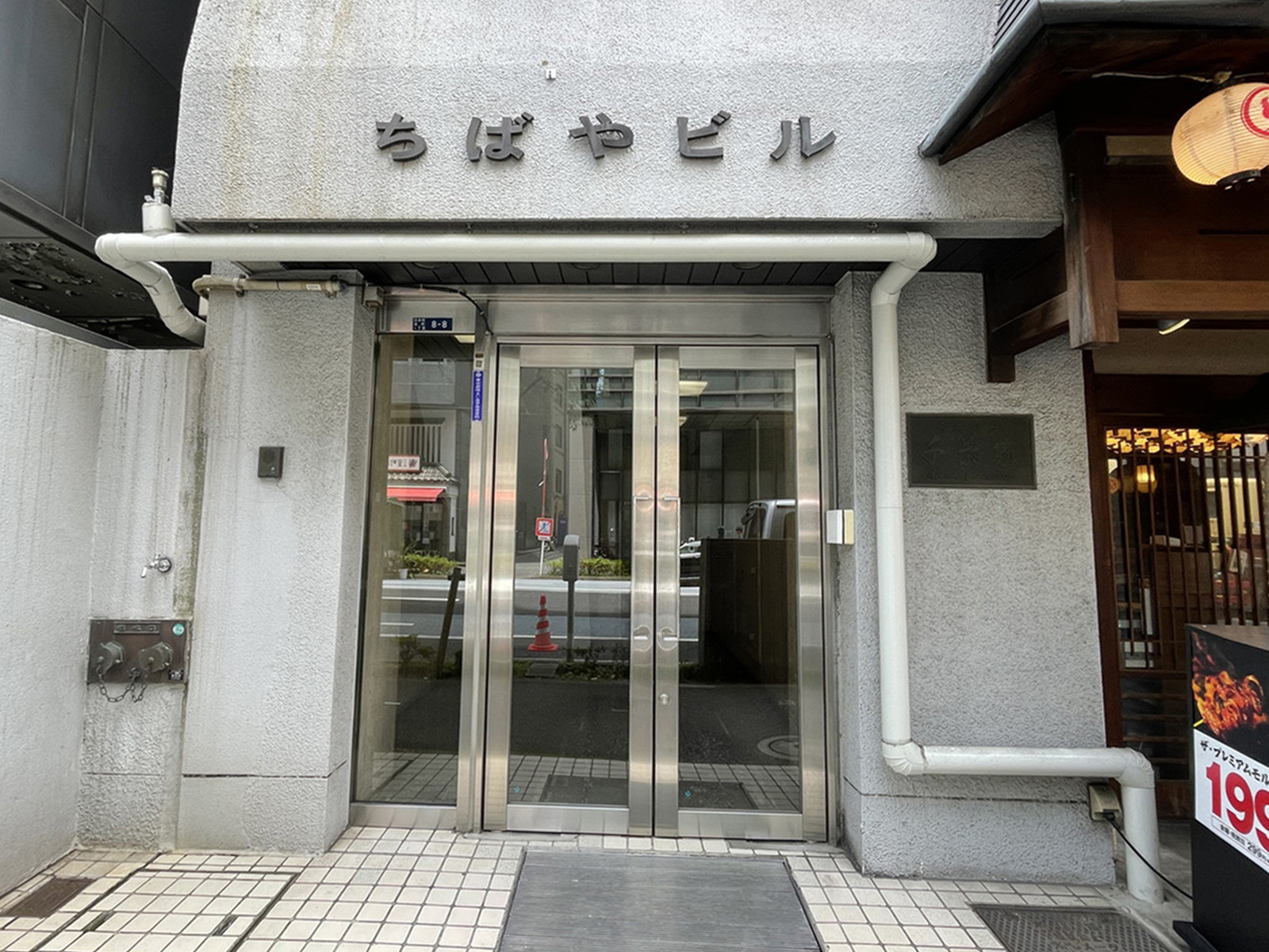 オフィスビル出入口