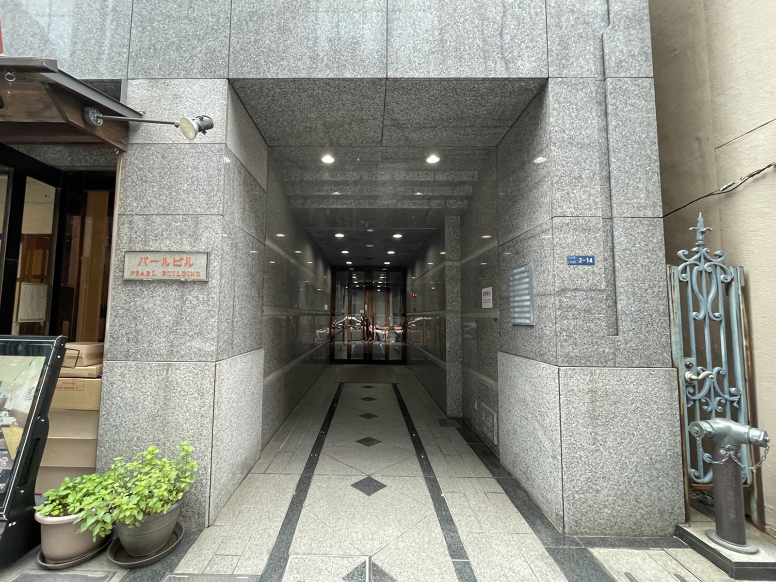 オフィスビル出入口