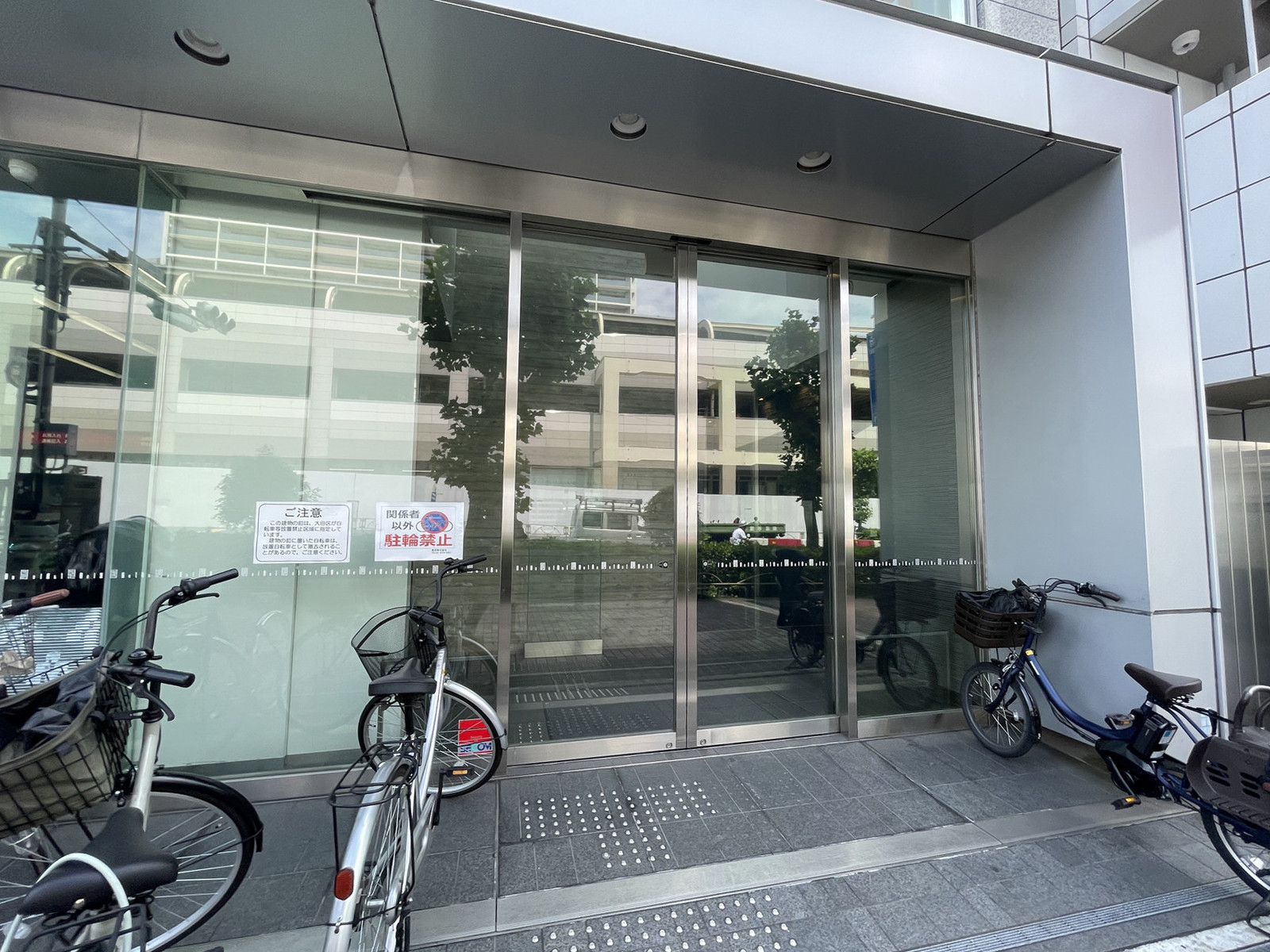 オフィスビル出入口