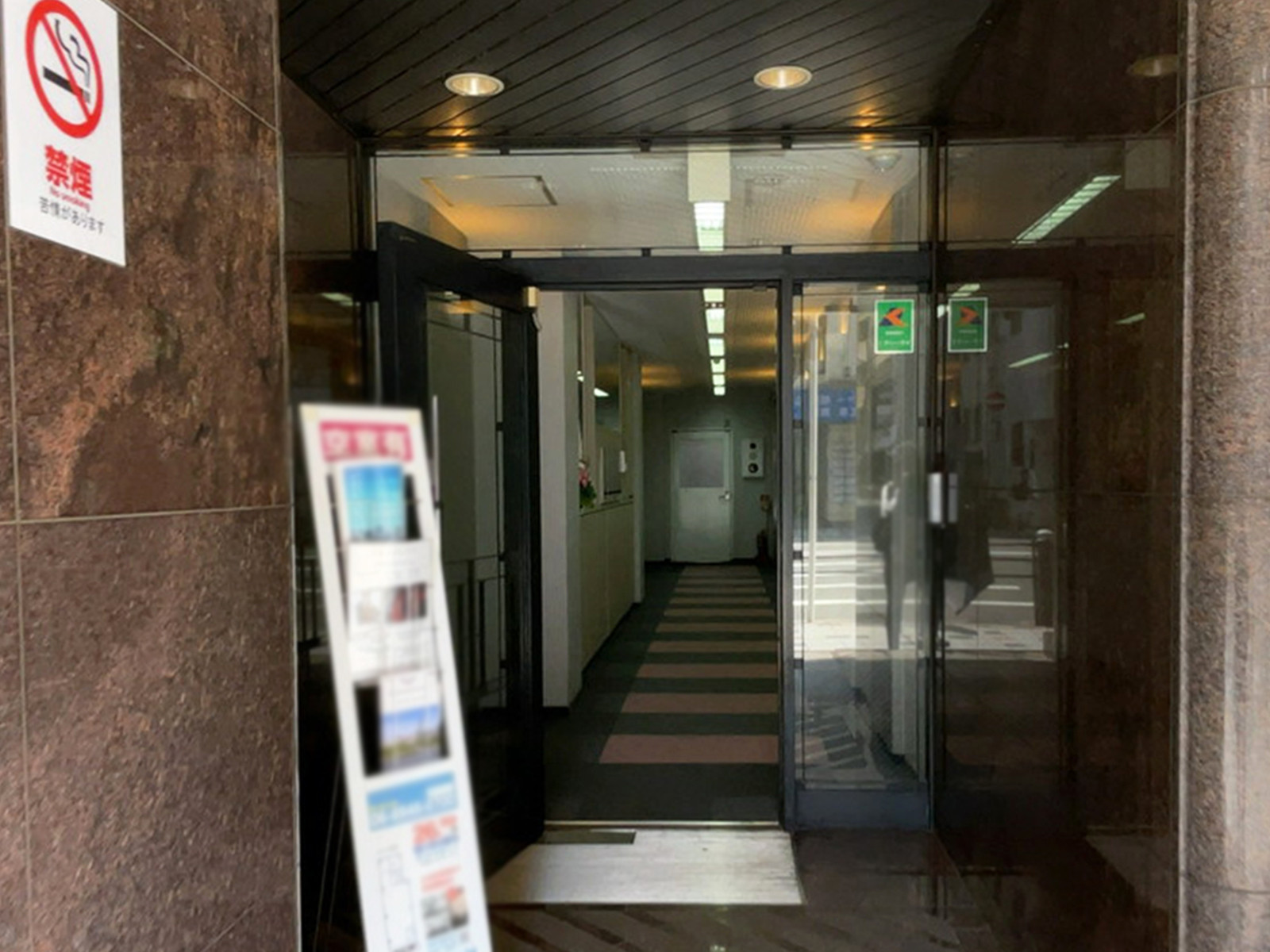 オフィスビル出入口