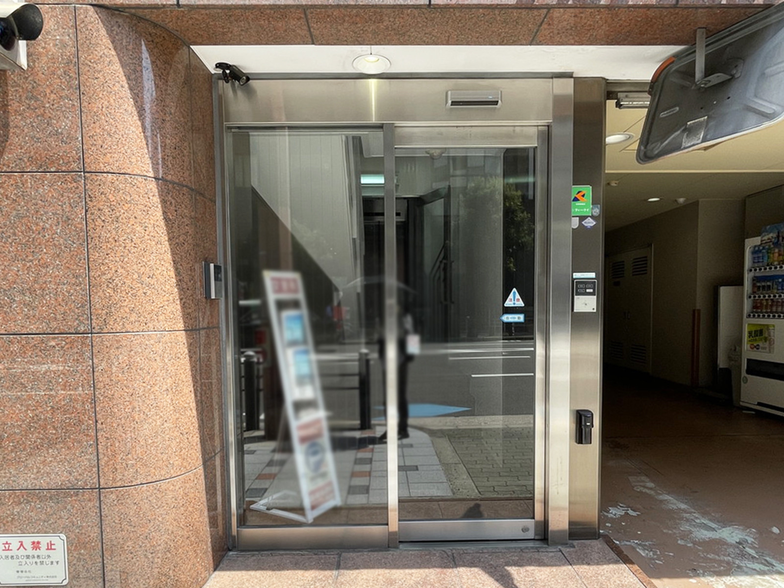 オフィスビル出入口
