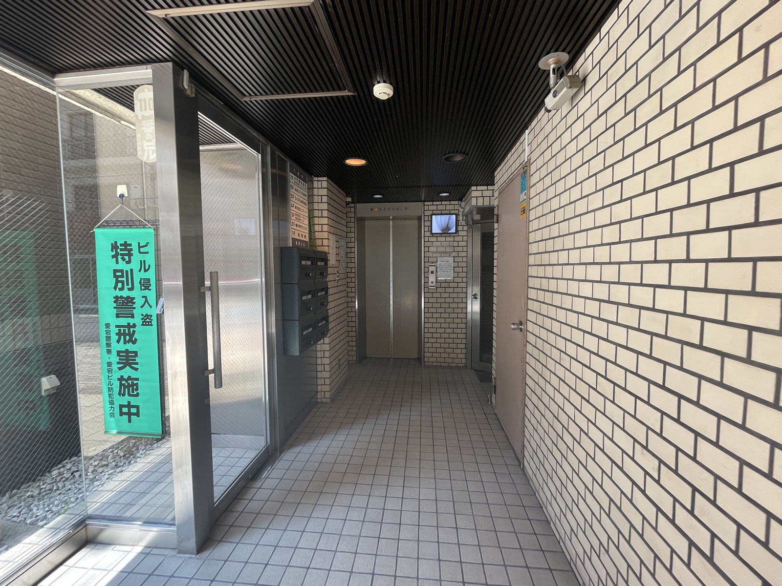 オフィスビル出入口
