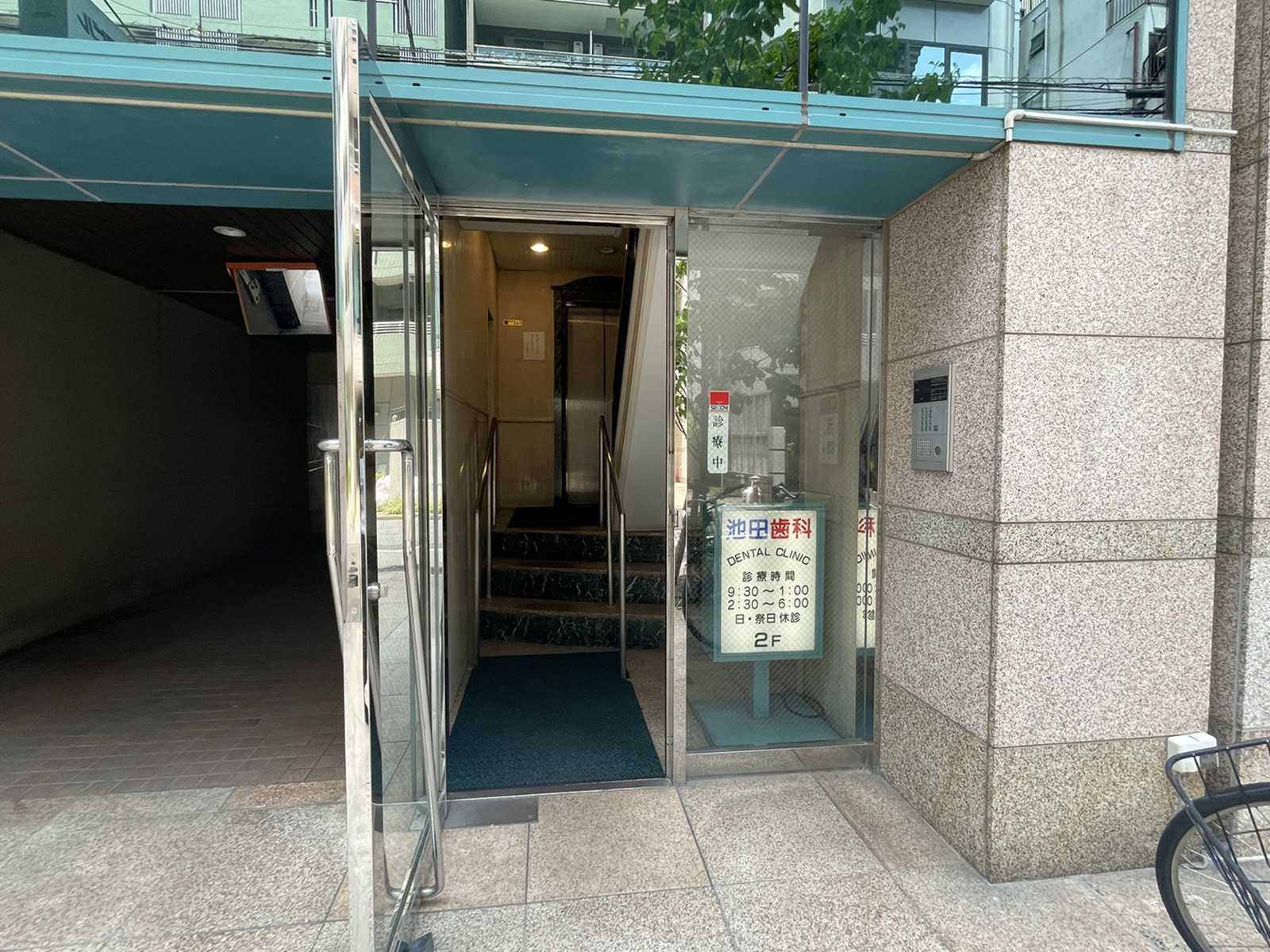 オフィスビル出入口