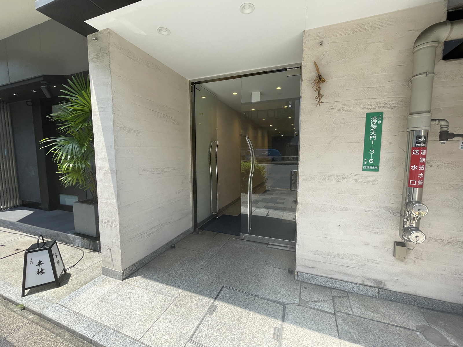 オフィスビル出入口