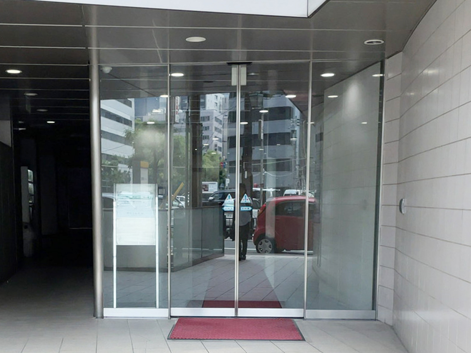 オフィスビル出入口