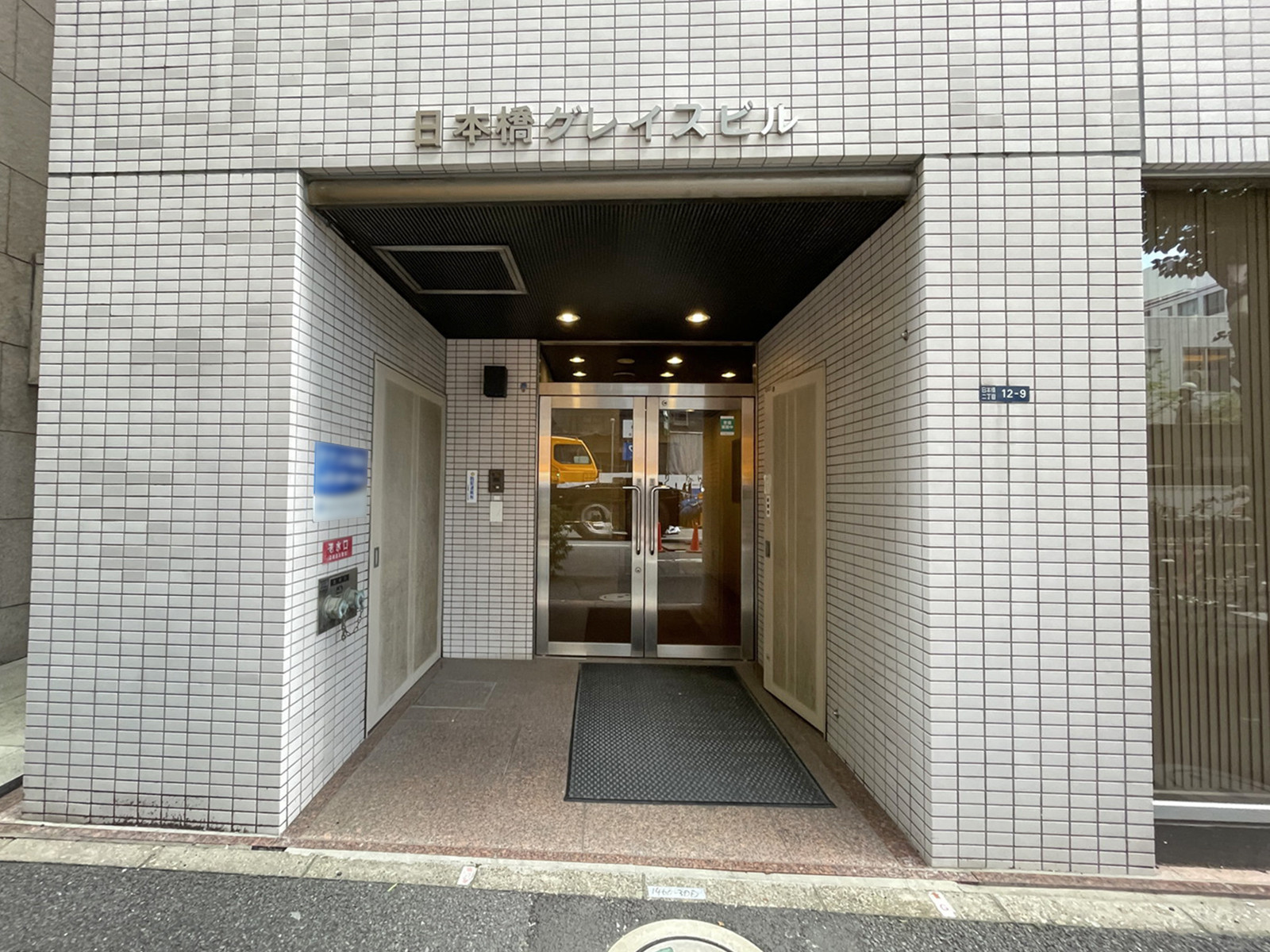 オフィスビル出入口
