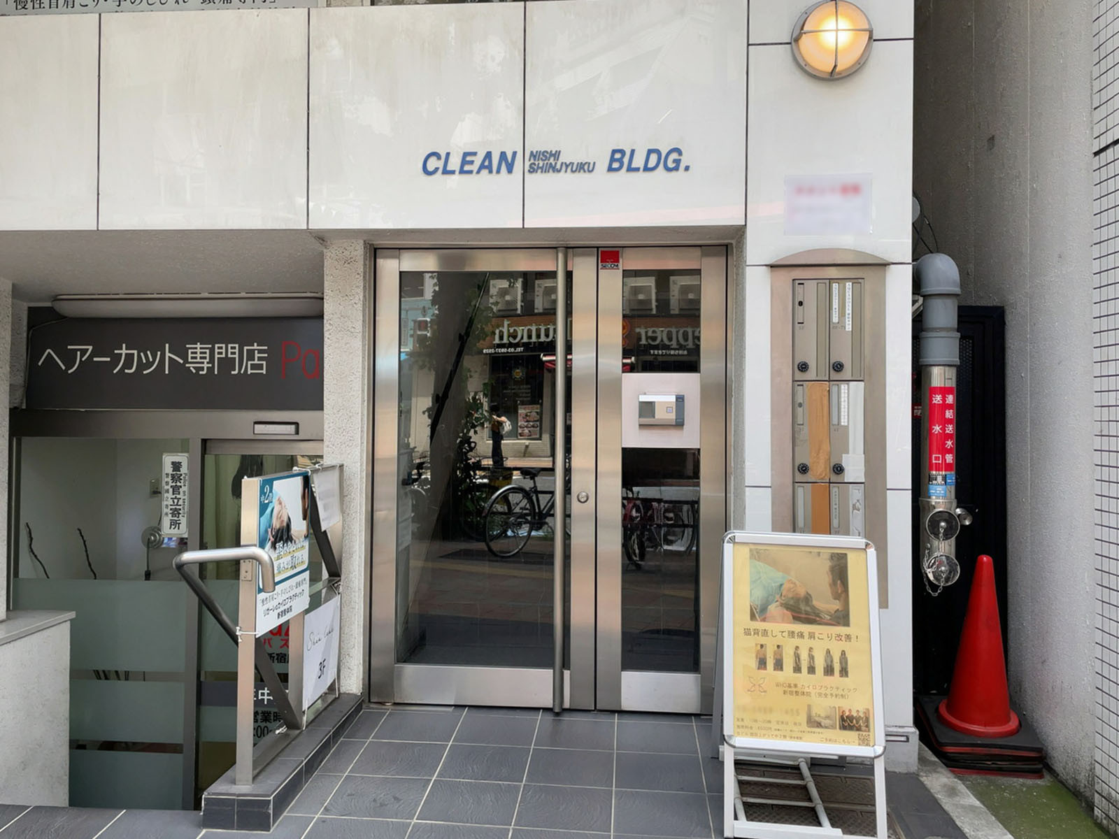 オフィスビル出入口