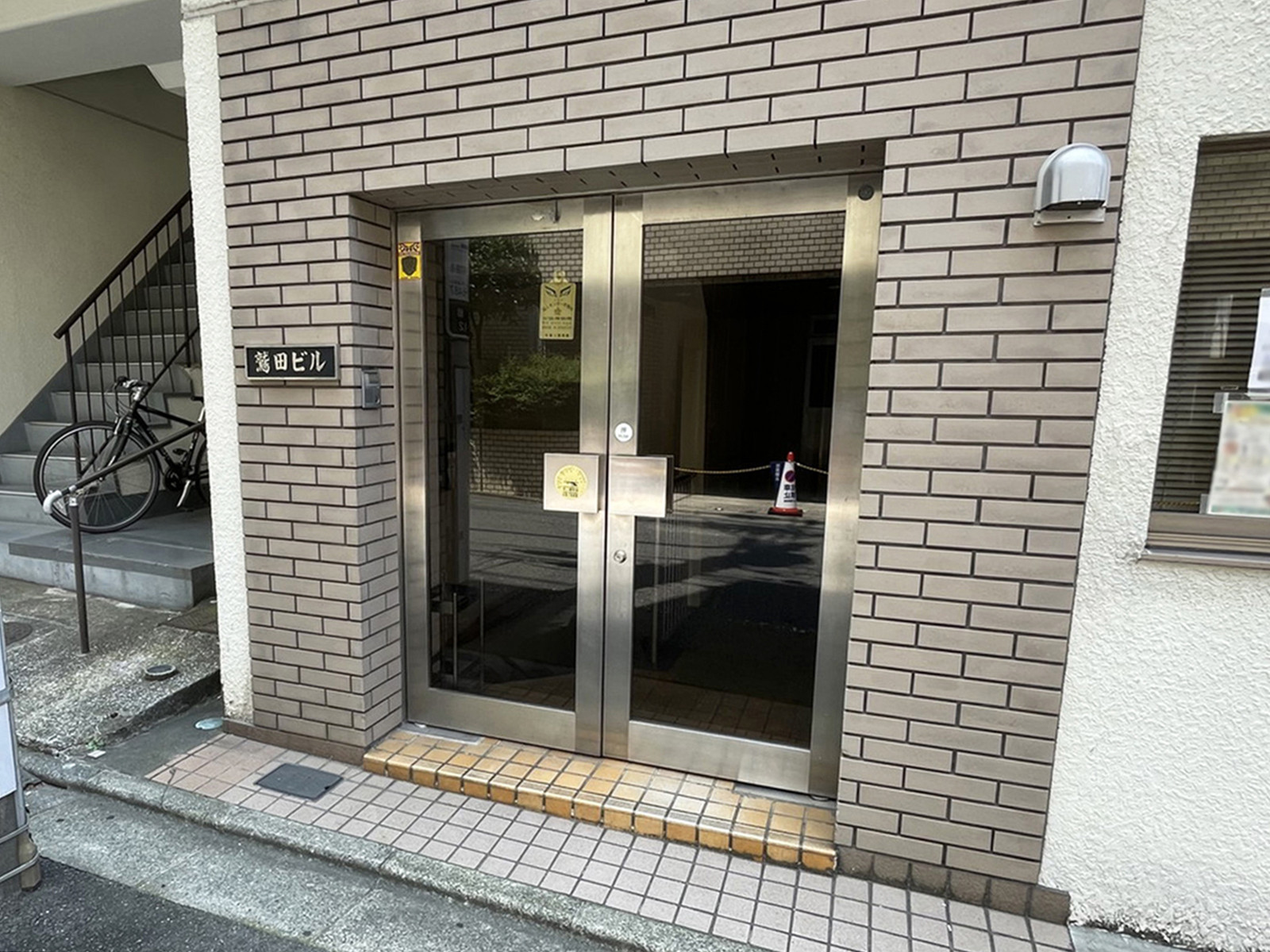 オフィスビル出入口