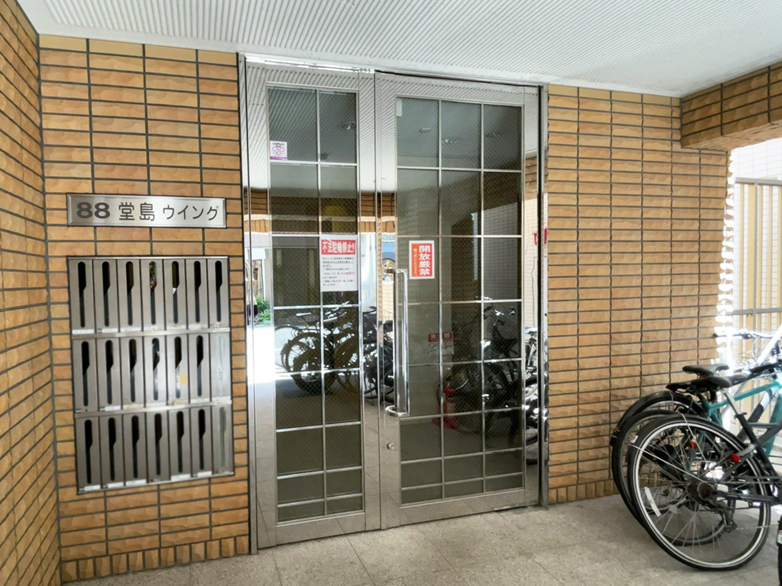 オフィスビル出入口