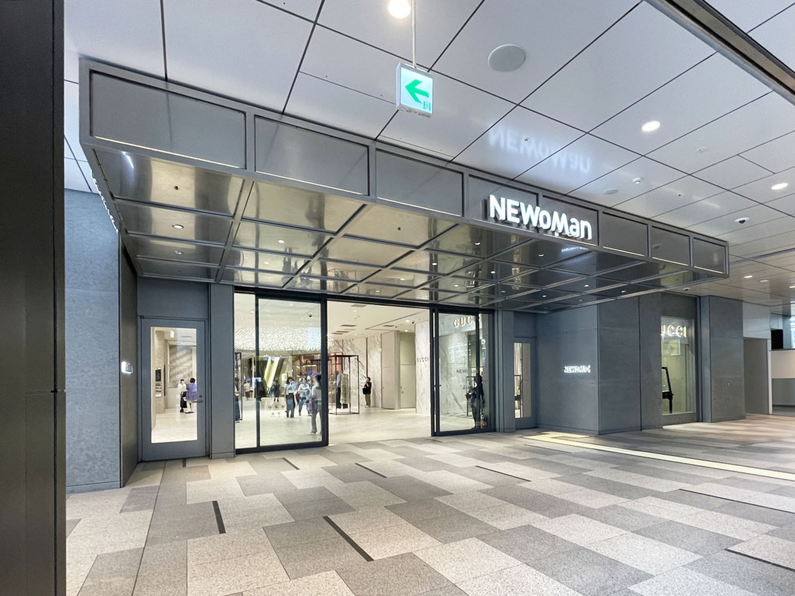 商業施設出入口