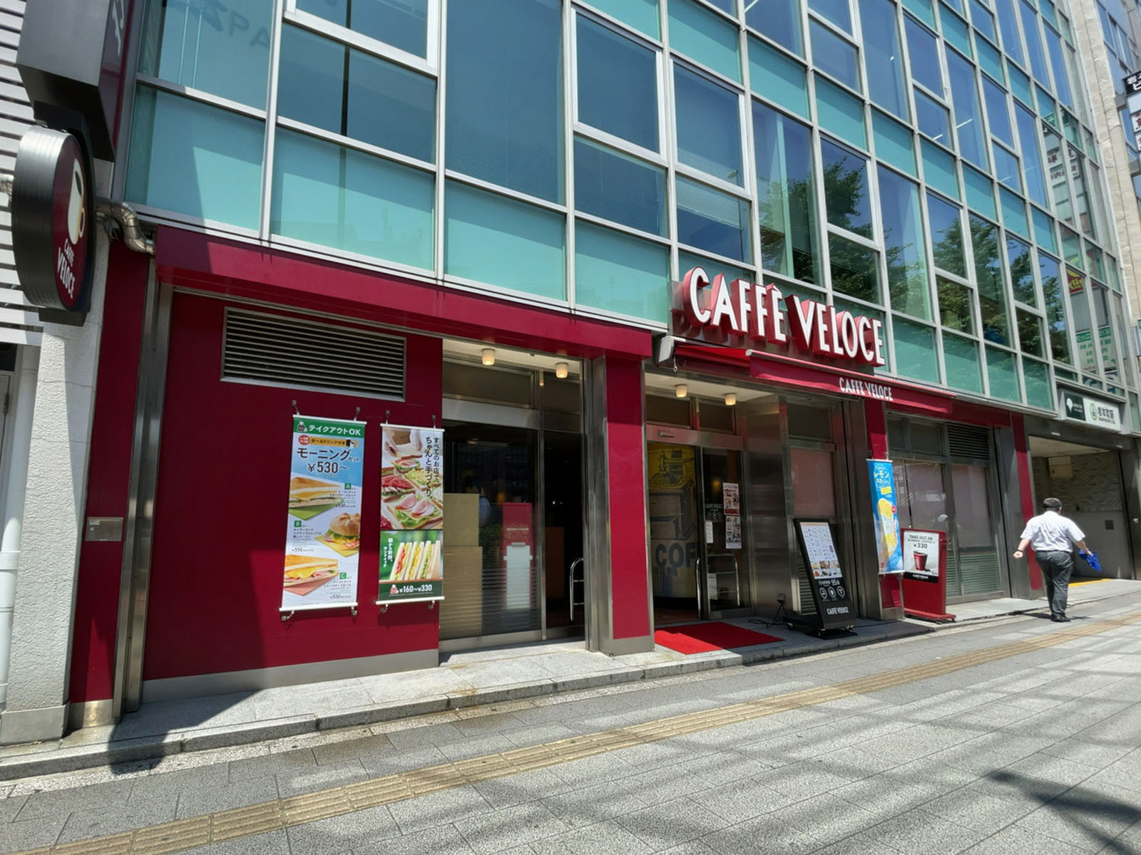 1階のカフェ・ベローチェ 岩本町駅前店