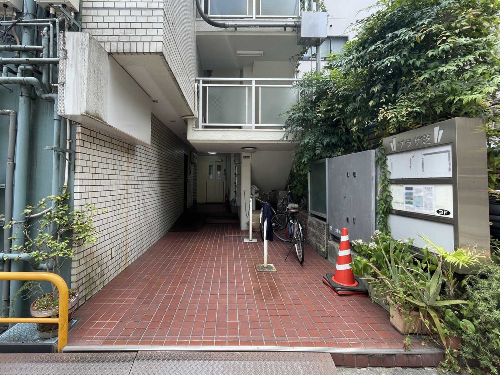 オフィスビル出入口