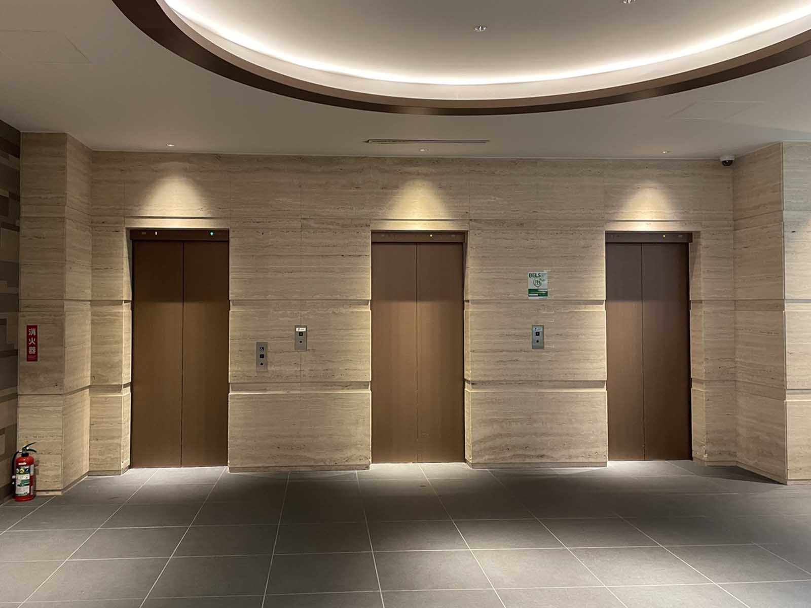 エレベーター(3基)
