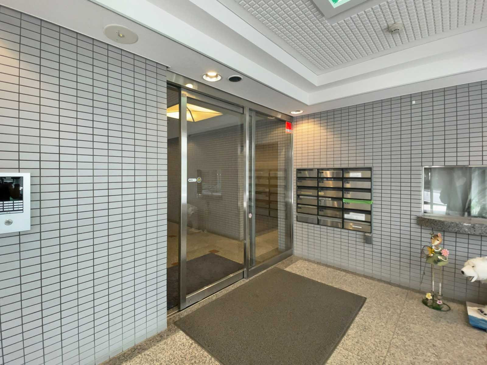 オフィスビル出入口