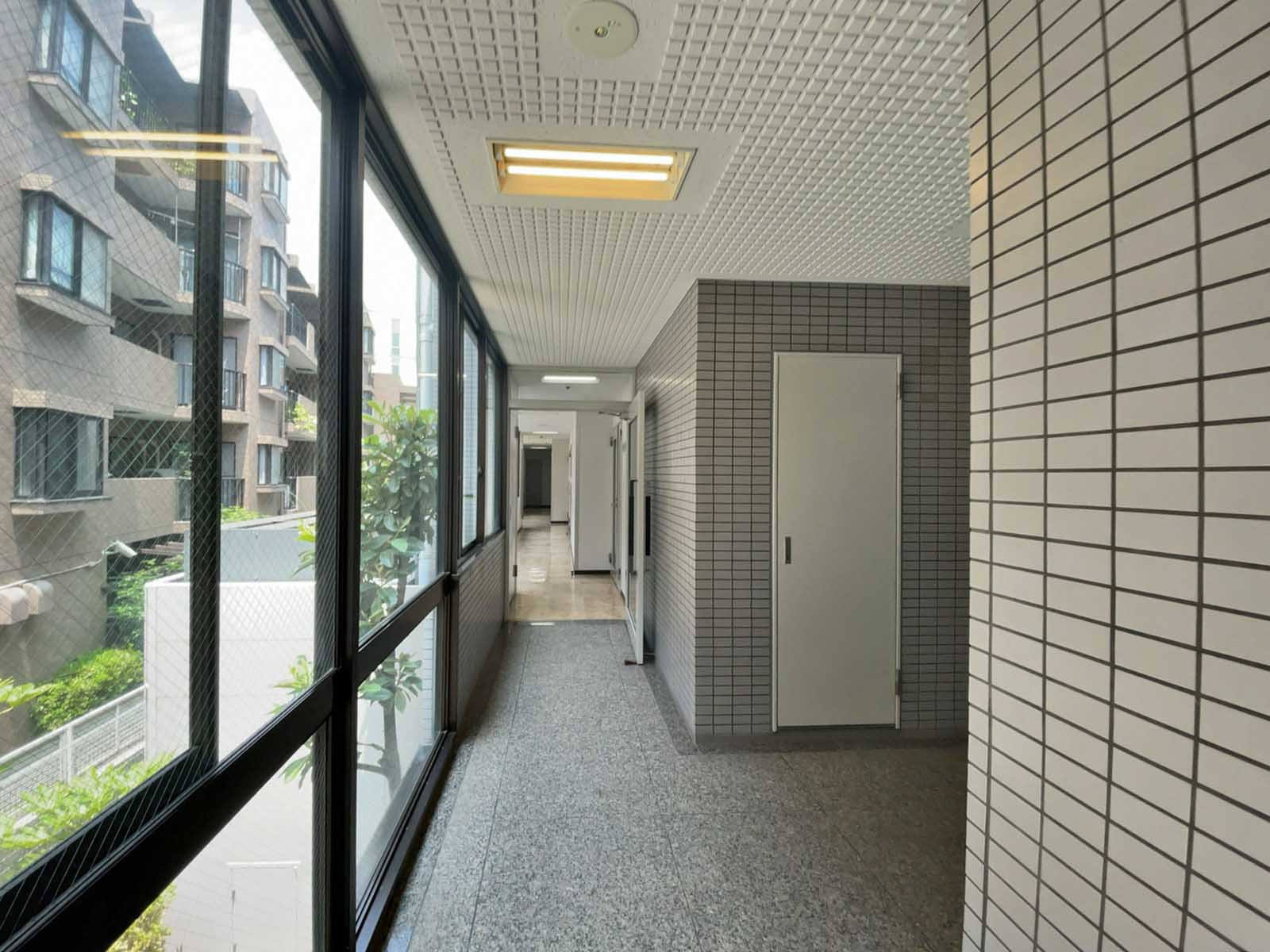 エレベーター前の通路