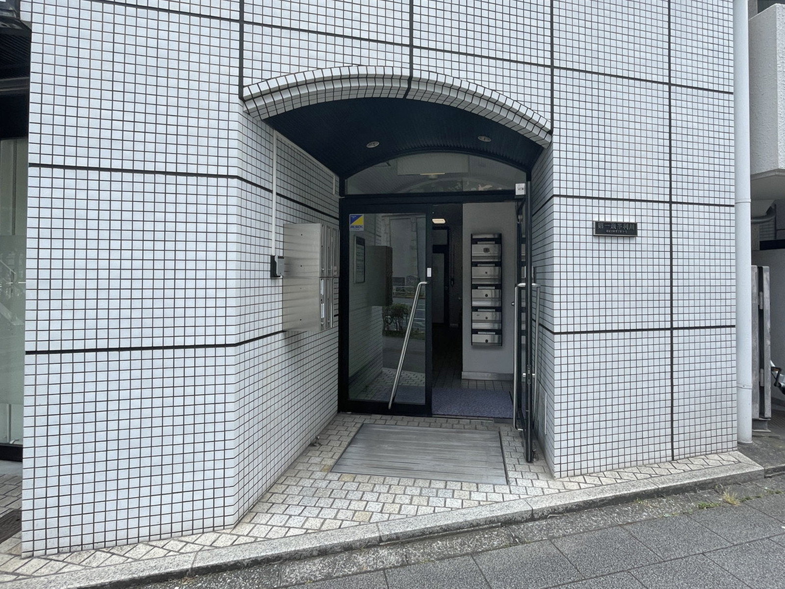 オフィスビル出入口