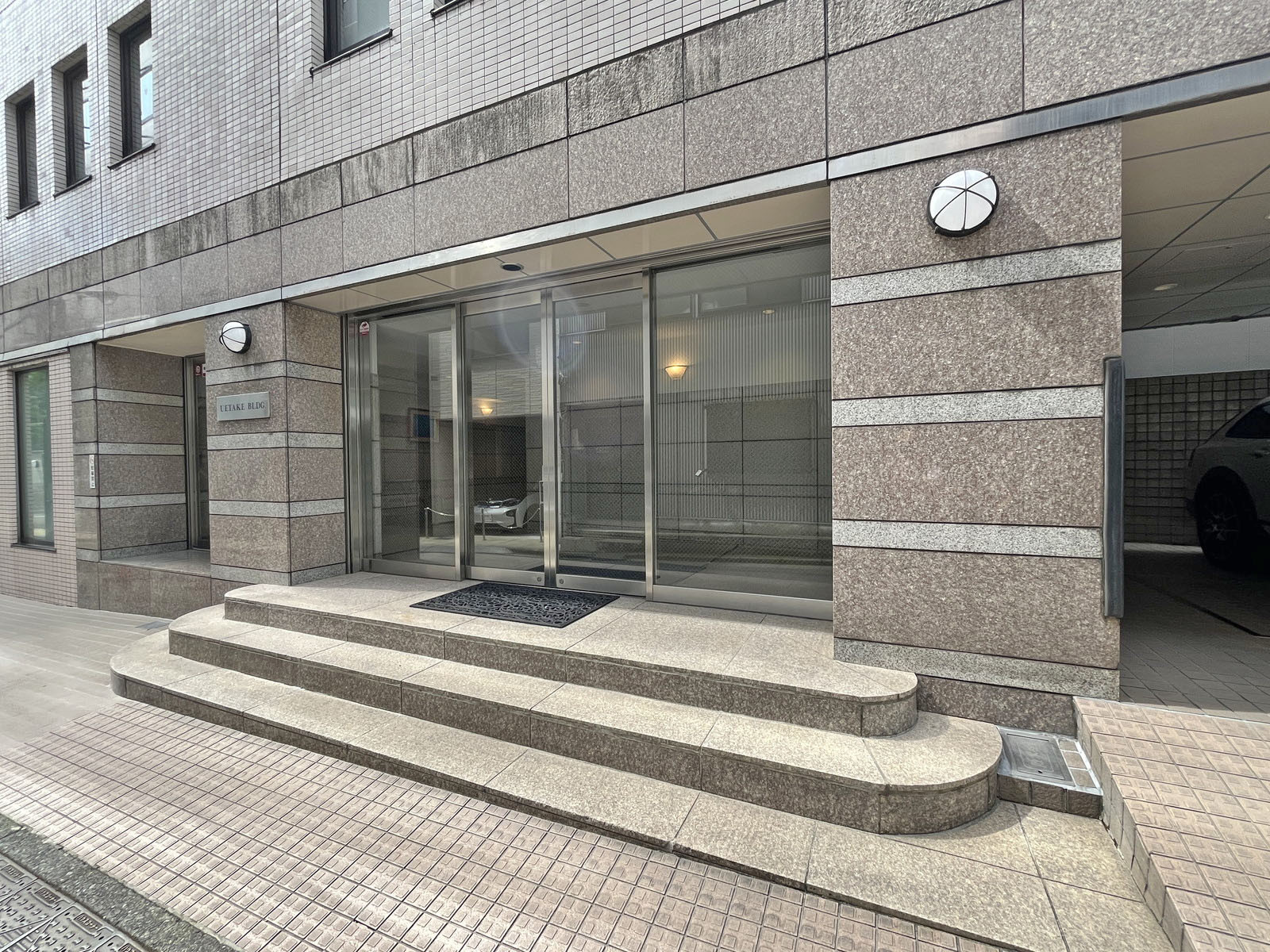 オフィスビル出入口