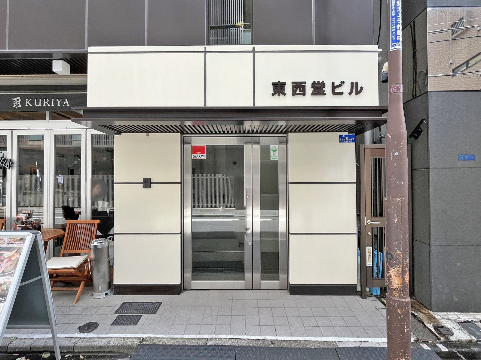 オフィスビル出入口