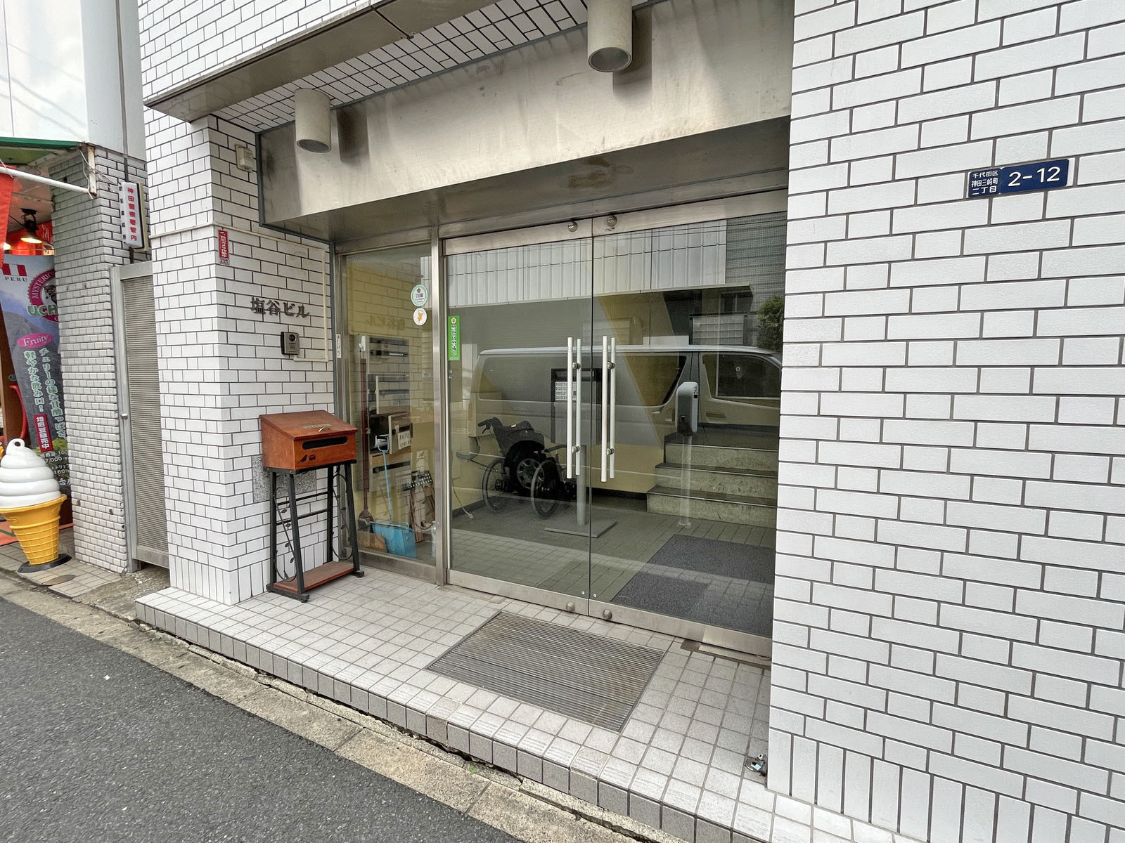 オフィスビル出入口