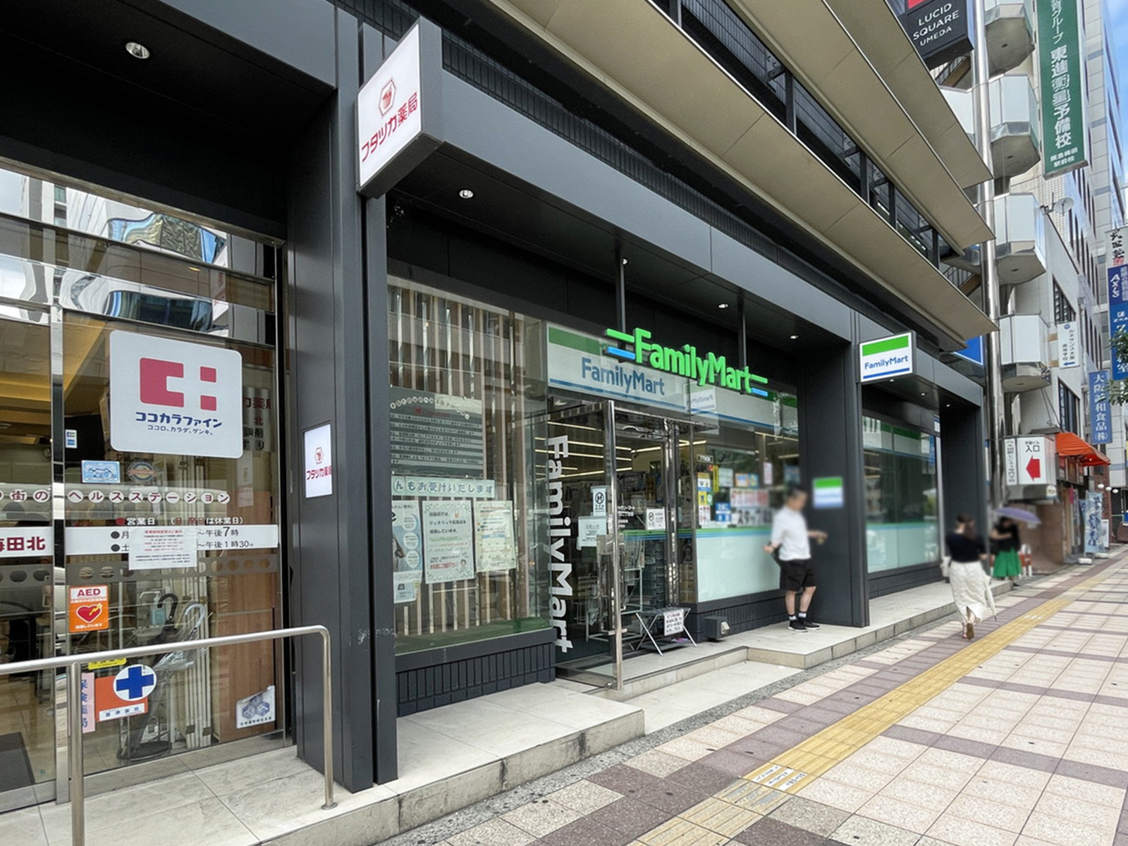 1階のファミリーマート 芝田二丁目店