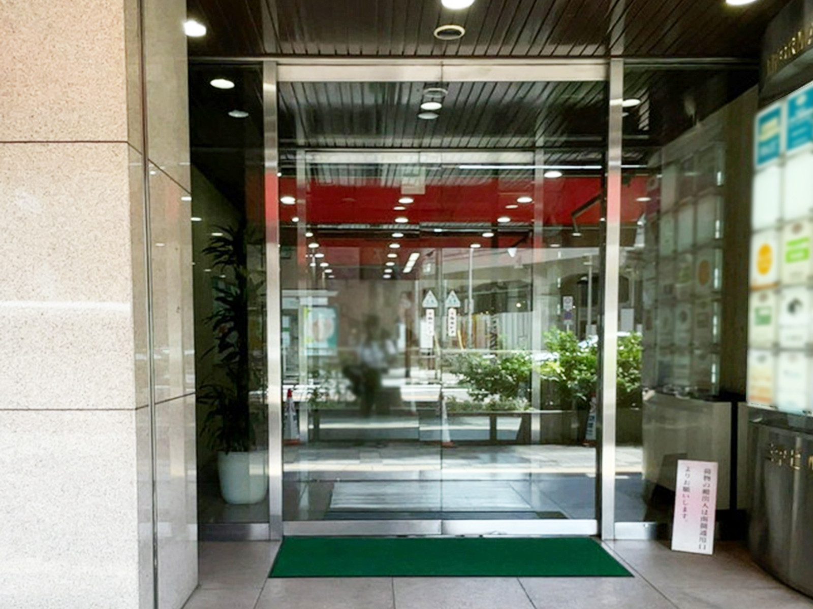 オフィスビル出入口