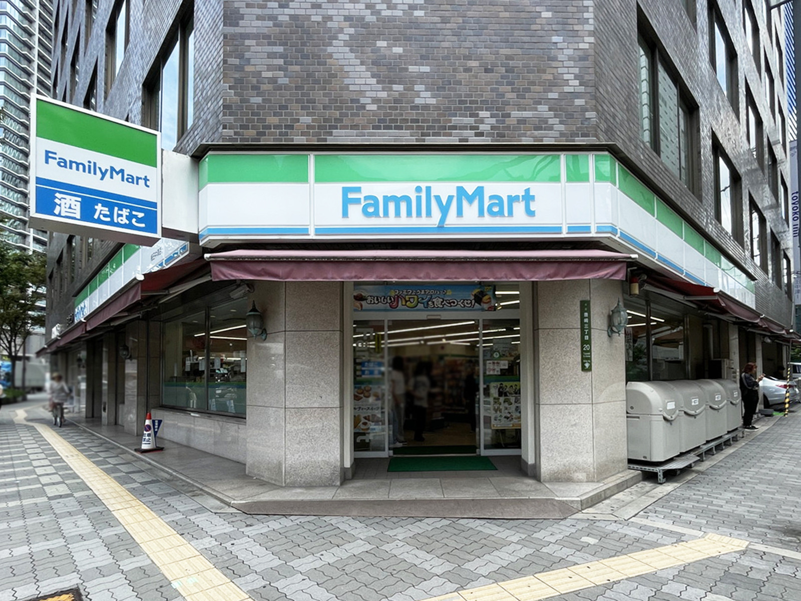 1階のファミリーマート 梅田中津店